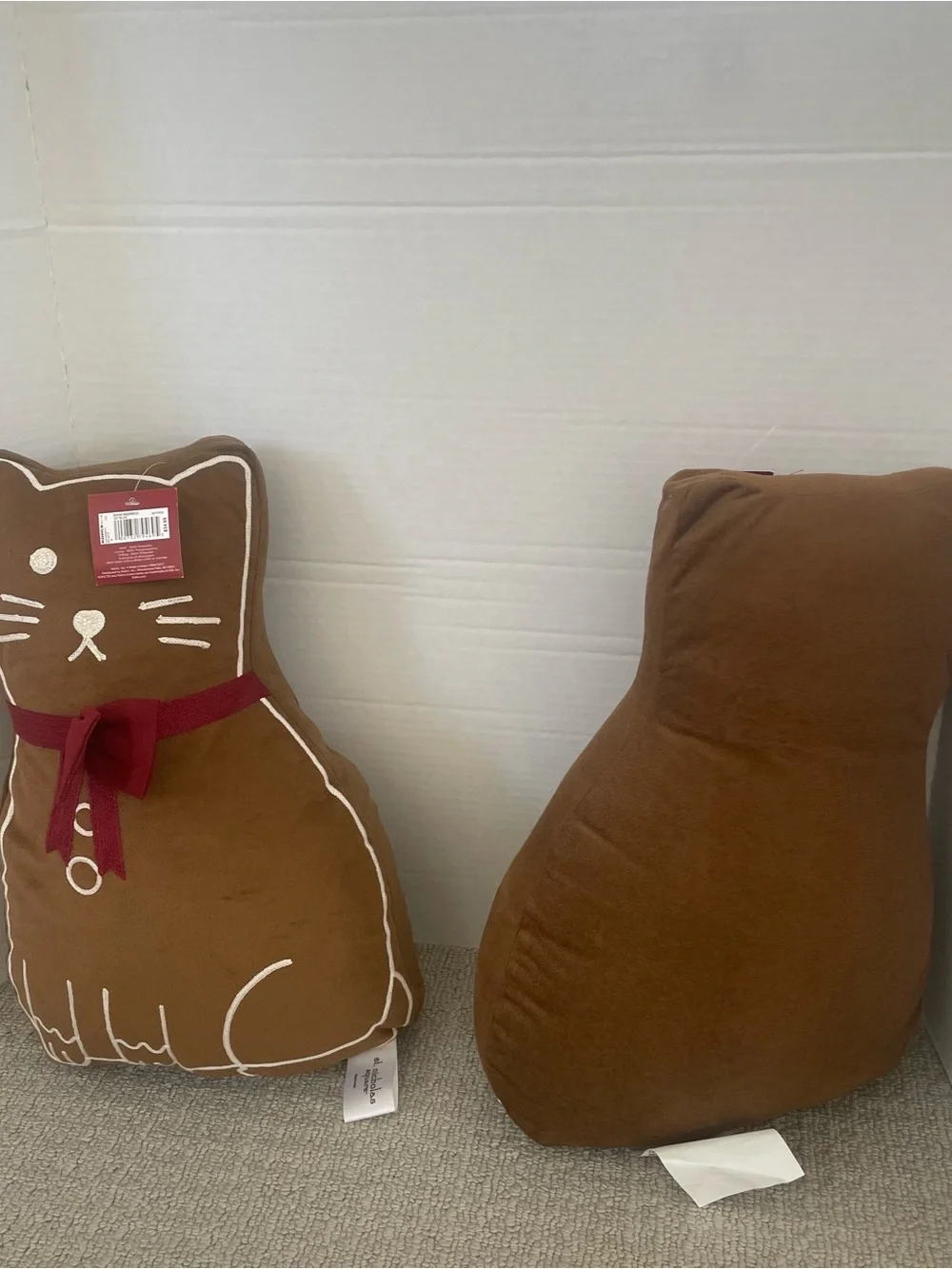 2 NWT gingerbread kitty decorative cushion pillows